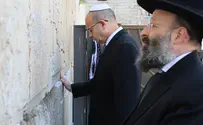 Mossad chief places note in Western Wall