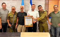 צילום: נעמה זקס תעודת הוקרה לרבש"ץ סלעית שעמד מול המחבל