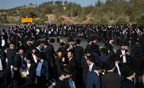 Yonatan Sindel/Flash90 Haredi protesters paralyze trains and roads