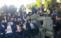 Харедим перекрыли автомагистрали и железнодорожную линию