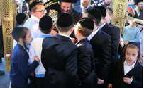יתומי החסידות הכניסו ספר תורה - שכתבו לבד