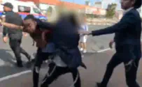 דוברות המשטרה Протестующий-хареди напал на женщину-полицейского и попытался скрыться
