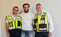 צילום: זק"א נכנס לים הסוער - וזכה לחיבוק מרגש