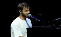 A year after plea for his freedom, Alon Ohel performs on stage