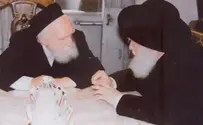 Студенты ешивы, стоящие за ответом раввина Файнштейна