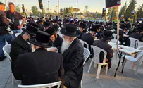 Hundreds of hassidim set up protest study hall