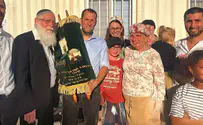 צילום: רועי חדי נסגר מעגל: ספר התורה הוכנס להר עיבל