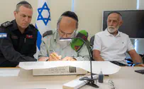 צילום: קובי ריכטר, כבאות והצלה נציב הכבאות כתב אות בספר תורה לזכר החללים