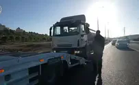 משאית שהורדה מהכביש, נתפסה בלי בלמים