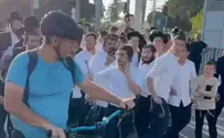 צילום מסך עימות אלים בין מפגינים לרוכב אופניים