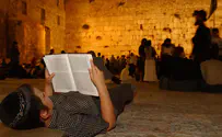 Tens of thousands stream to Western Wall