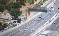 תיעוד: רגע התהפכות המשאית סמוך למחלף שער הגיא
