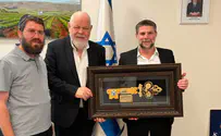 צילום: ללא קרדיט ראש עיריית נוף הגליל העניק לסמוטריץ' את מפתח העיר כאות הוקרה