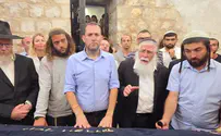 אלפים התפללו הלילה בקבר יוסף