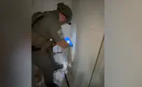 צילום: דוברות המשטרה שברו את הקיר וחשפו את הנשק המוסלק