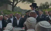 צילום: איציק אוחנה 'כיכר השבת' Hassidic singer moves guests at Omer Adam's wedding