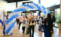 North America olim sing Hatikva upon arriving in Israel