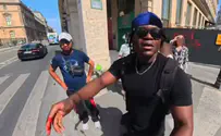צילום מסך האיש שמזהיר את התיירים מפני הכייסים