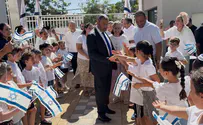 צילום: ערוץ 7 משה ליאון פתח את שנת הלימודים בבי"ס "פלא"