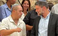 סמוטריץ' הפתיע - העובד המצטיין פרץ בבכי