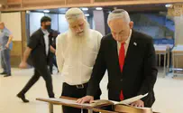 Netanyahu prays at the Western Wall