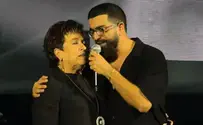 צילום מסך חנן בן ארי שר עם אימו את 'ניגון הנשמות'