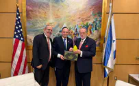 Amb. Huckabee receives giant etrog for Sukkot