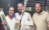 צילום: ללא קרדיט אביב גפן רקד בסוכה - והרב שנבחר לאיש השנה
