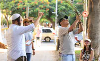 Nahalaat Israel Yeshiva hands out Four Species in Tel Aviv
