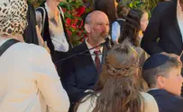 צילום: אבנר שאקי רגע מרגש: יונתן רזאל ליווה את בתו לחופה