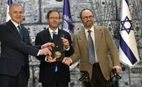 Haim Zach (GPO) Herzog awards Presidential Medal of Honor to Israel Bonds