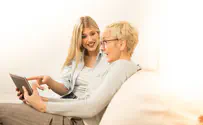 צילום: iStock איך שומרים על קשר קרוב עם ההורים?