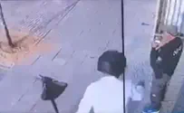 יורד מהקורקינט, לוקח את הנשק - ובורח