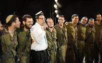 Gershon Elinson Yaakov Shwekey Performs with Soldiers in Efrat