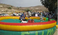 Hundreds of Jews Seek Fresh Air of Adurayim 1st Day Chol HaMoed