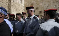 Photo Essay: Ashkenazi and Gantz Pray at Kotel