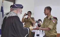 Hezki Ezra Lone Soldiers Blessed and Hugged Before Pesach