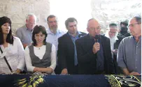 Video: Twelve MKs in Daytime Visit at Tomb of Joseph 