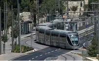 פלאש 90 עימות בין מאבטחים לצעירים ערבים ברכבת הקלה
