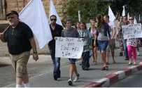 הורים שכולים צעדו עם דגל לבן