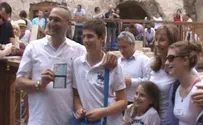 מקבלים אזרחות ישראלית ליד הכותל המערבי