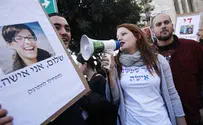 מיצג מחאה: נשים עם פלסטר על הפה