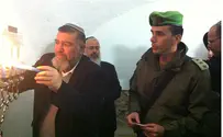 מועצה אזורית שומרון Зажжение ханукальной свечи: солдаты и поселенцы
