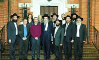 מה חיפשו בכפר חב"ד שגרירי בריטניה?