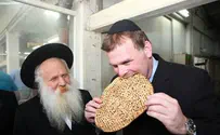 Canadian Foreign Minister Visits Kfar Chabad