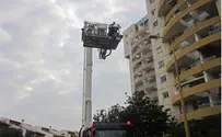 הדיירים הלכודים חולצו ע"י מנוף גבהים - תיעוד