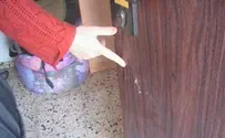 רמלה: לבנה לעבר דלת הבית במהלך סעודת השבת