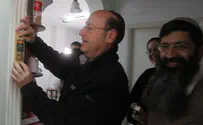 MK Places Mezuzah on New Jewish Home in Hevron