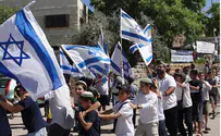 Hundreds Visit Hevron, Celebrate its 1967 Liberation