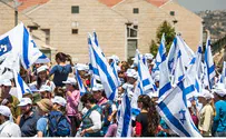 Hundreds Flow to Givat HaUlpana